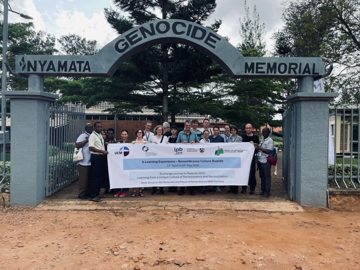 Die Delegation vor dem Eingang der Gedenkstätte in Nyamata 